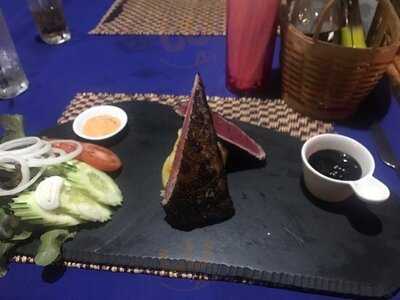 เดอะ ไวท์ เพลิล บีช คลับ