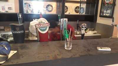 โลคอล สปอร์ต บาร์ แอนด์ พิซเซอเรีย