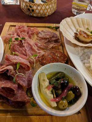 เจนนา ไฟน์บิรโตร & ไวน์