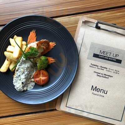 เดอะ มีทอัพ คาเฟ่ แอนด์ บิสโทร