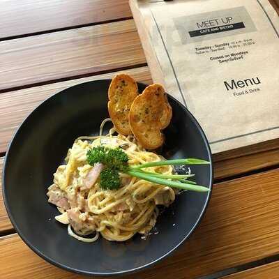 เดอะ มีทอัพ คาเฟ่ แอนด์ บิสโทร