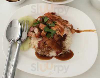 โกบาส ข้าวหมูแดง หมูกรอบ