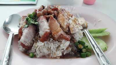 โกบาส ข้าวหมูแดง หมูกรอบ