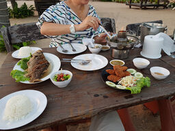 ร้านอาหารต้นหาด