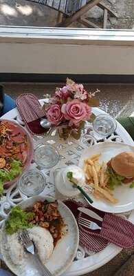 โคซี่ คอฟฟี่ & เบเกอรี่