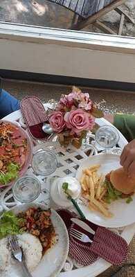 โคซี่ คอฟฟี่ & เบเกอรี่