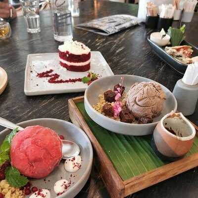 Woo Cafe & Art Gallery