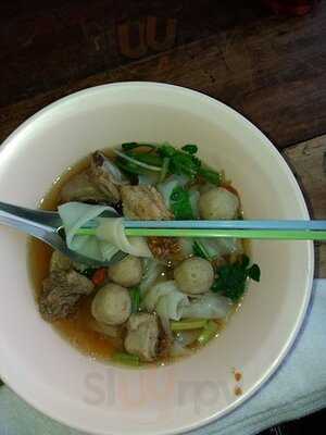 ก๋วยเตี๋ยวสีฟ้า