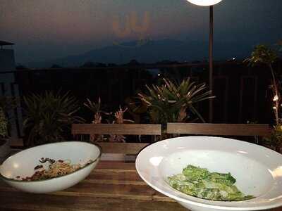 มันเดย์ ซิค ลีฟ หม่าล่า บาร์บีคิว บาร์ดาดฟ้า พิซซ่าเตาฟืน