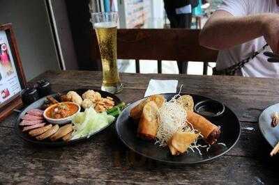 ตะวา บิสโทร