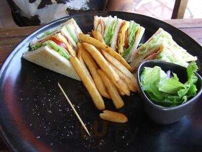 ตะวา บิสโทร