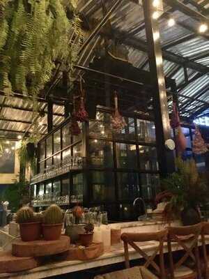 เดอะ รูฟท็อป บาร์