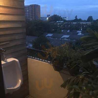 เดอะ รูฟท็อป บาร์