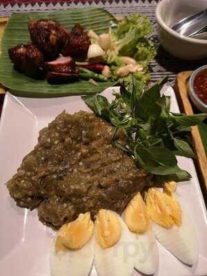 ร้านอาหาร เฮือนเพ็ญ