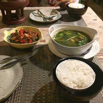 ร้านอาหาร เฮือนเพ็ญ