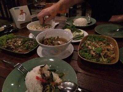 ร้านอาหาร ครอสโร้ด