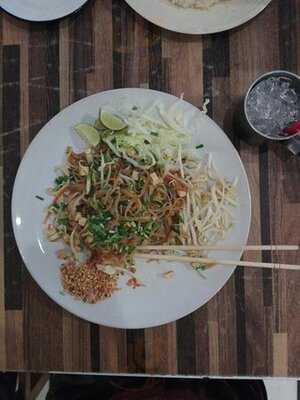 Eat Pad Thai