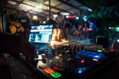 เดอะเฟรนช์ คอร์นเนอร์ - บาร์ แอนด์ เรสเตอรองท์