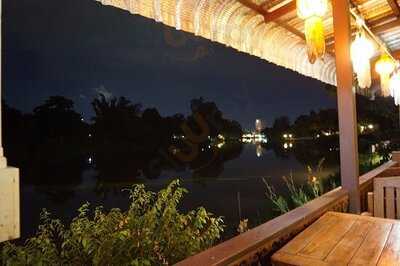 เฮือนโบราณบ้านฮิมปิง