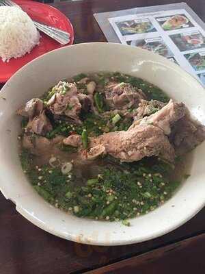 ร้านก๋วยเตี๋ยวหมูต้มยำตำลึงนายเอก