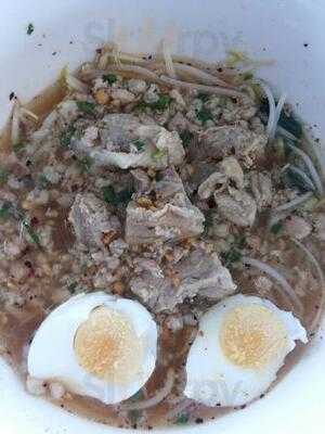 ร้านก๋วยเตี๋ยวหมูต้มยำตำลึงนายเอก