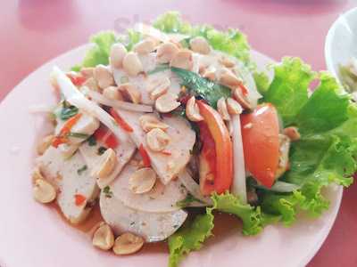 อัมพรแหนมเนือง