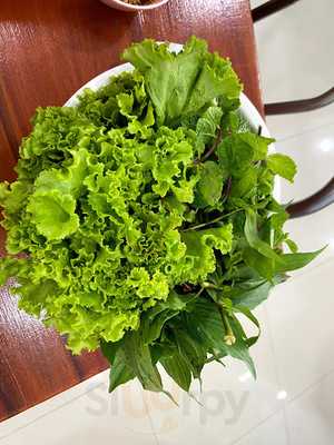 อัมพรแหนมเนือง