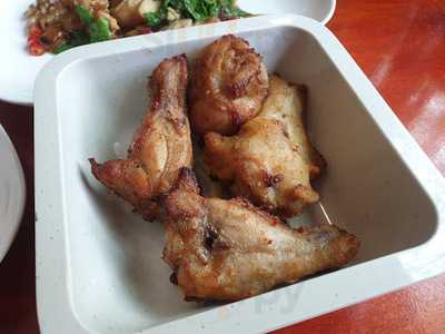 ร้านมิตรภาพลาบก้อย