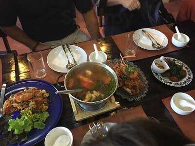 อุ้ยฝา บาร์แอนด์เรสเตอรองต์