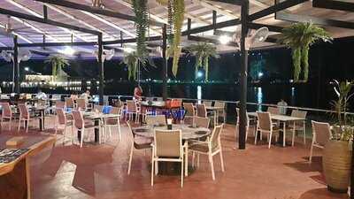 คัท กริลล์ & เลานจ์