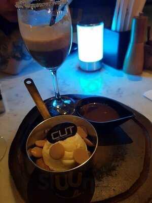 คัท กริลล์ & เลานจ์