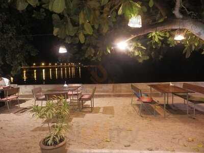 ร้านอาหารบ้านริมเล