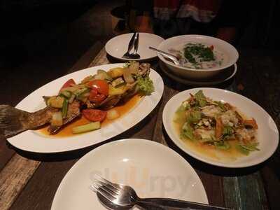 ร้านอาหารบ้านริมเล