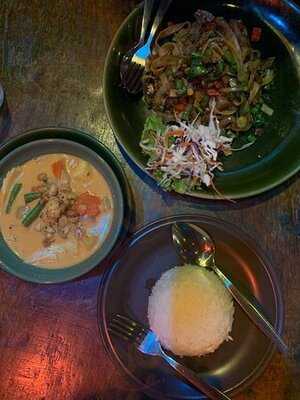 ฮิปปี้ บาร์ & เรสเตอรองท์ อ่าวนาง