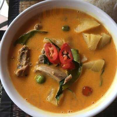 โคโคนัท บาร์ & เรสเตอรองท์ หาดราไวย์