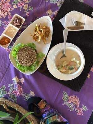 อัตสึมิ รอว์ คาเฟ่