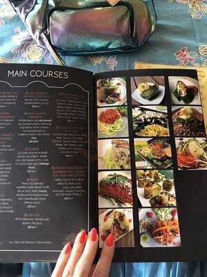 อัตสึมิ รอว์ คาเฟ่