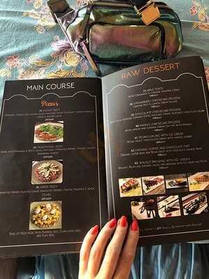 อัตสึมิ รอว์ คาเฟ่