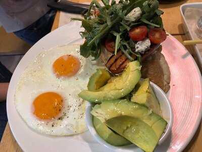 เดอะลาร์เดอร์ คาเฟ่ แอนด์ บาร์