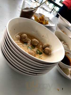 ก๋วยเตี๋ยวสามบาท