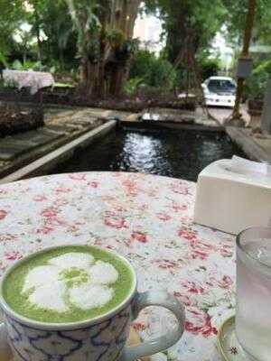 สวีททรี ฟรุ๊ตจูซ แอนด์ คอฟฟี่