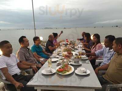 ร้านอาหาร กลางเลซีฟู้ด