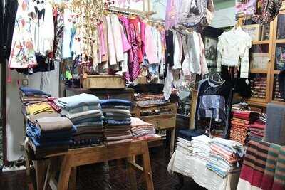 ร้านอาหาร ไม้กลางกรุง