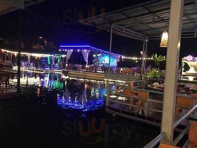 ร้านอาหารบ้านริมบึง