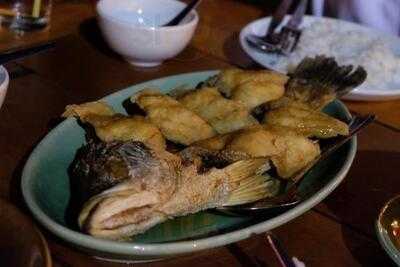 ร้านอาหาร พริ้วลมชมน้ำ