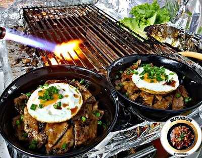 ข้าวหน้าหมูย่าง