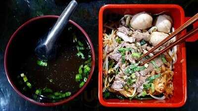 ก๋วยเตี๋ยวเรืออนุเสาวรีย์