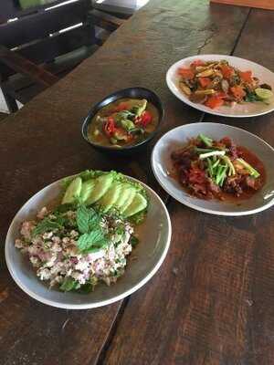 ร้านอาหารบ้านปีกไม้