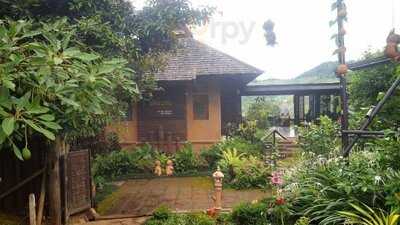 ร้านอาหารบ้านม่อนม่วน