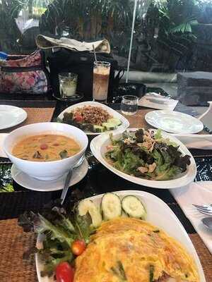 ร้านอาหารกำแพงแก้ว